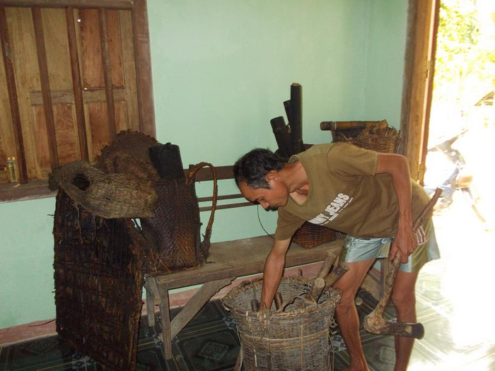 Chiếc búa tự tạo của cha con người rừng