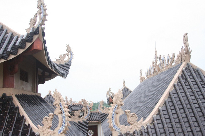 Mái ngói cong với hình rồng ngự làm nên nét nổi bật của khu lăng mộ