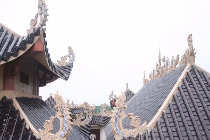 Mái ngói cong với hình rồng ngự làm nên nét nổi bật của khu lăng mộ