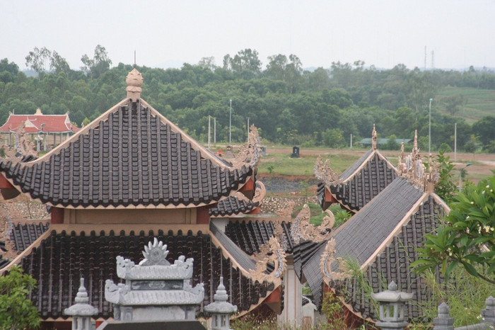 Những mái lăng cong hình rồng như những ngôi chùa