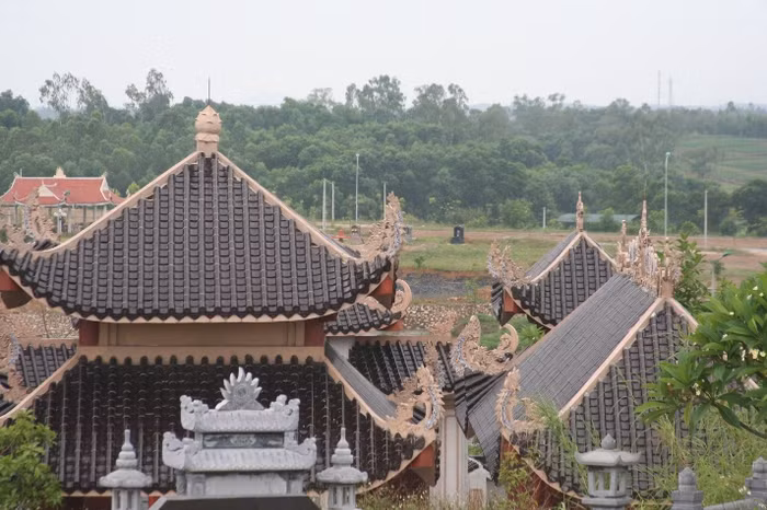 Những mái lăng cong hình rồng như những ngôi chùa