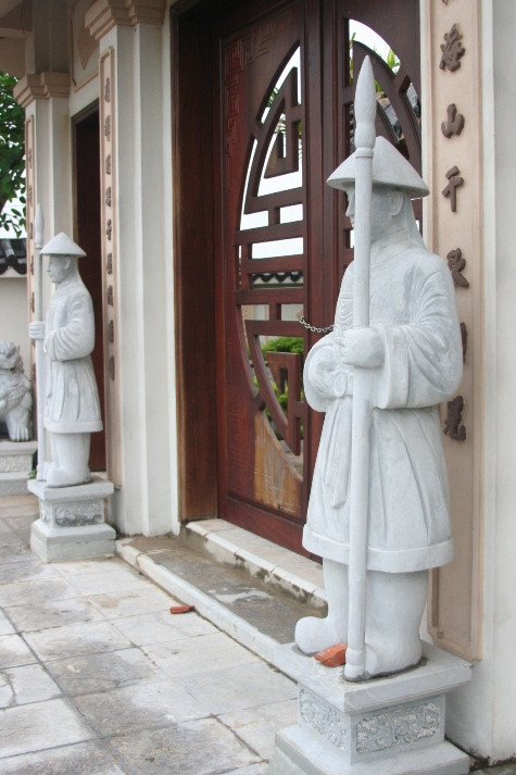 Trước cửa khu lăng mộ có hai bức tượng lính được tạc bằng đá sừng sững canh giấc ngủ người quá cố