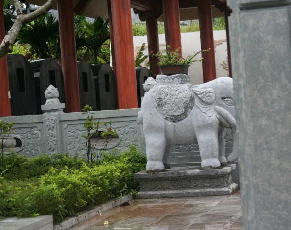 Hai bên trước hậu lăng là hai chú voi tạc bằng đá thụ phục