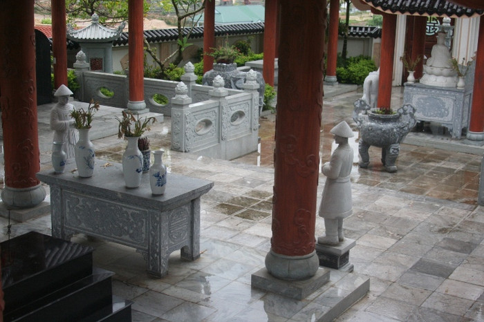 Khu lăng đồ sộ được chia làm hai phần tiền lăng và hậu lăng, phần hậu lăng là bàn thờ và những ngôi mộ