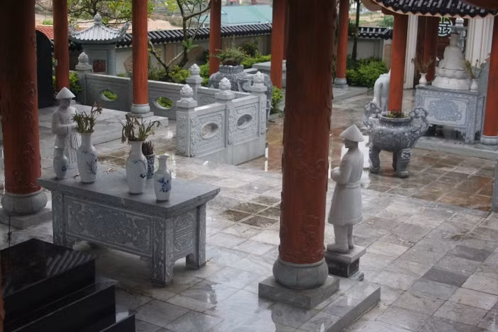 Khu lăng đồ sộ được chia làm hai phần tiền lăng và hậu lăng, phần hậu lăng là bàn thờ và những ngôi mộ