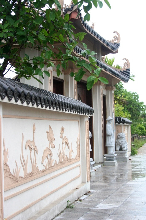 Toàn bộ nền trong lăng mộ được lát bằng đá rất công phu