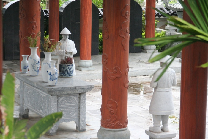 Trước bàn thờ và hai lăng mộ lớn nhất, là tượng đá hai lính hầu đứng chầu hai bên