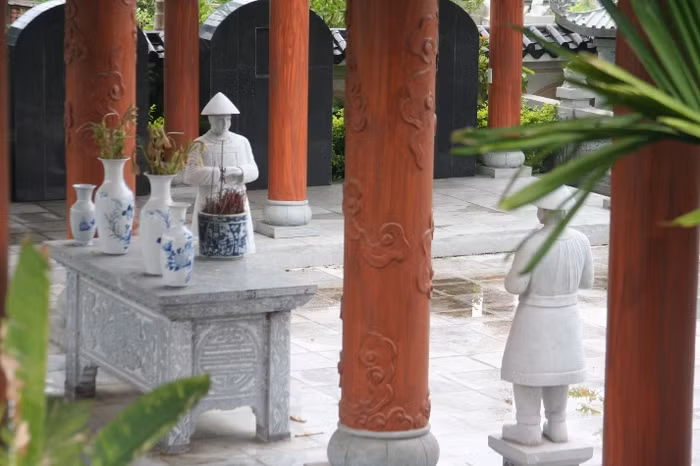 Trước bàn thờ và hai lăng mộ lớn nhất, là tượng đá hai lính hầu đứng chầu hai bên