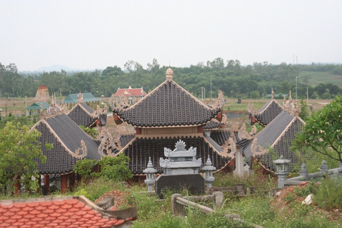 Khu lăng mộ đồ sộ với kiến trúc hiện đại nối bật giữa hàng trăm lăng mộ to nhỏ khác.