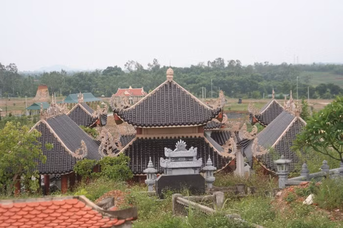 Khu lăng mộ đồ sộ với kiến trúc hiện đại nối bật giữa hàng trăm lăng mộ to nhỏ khác.