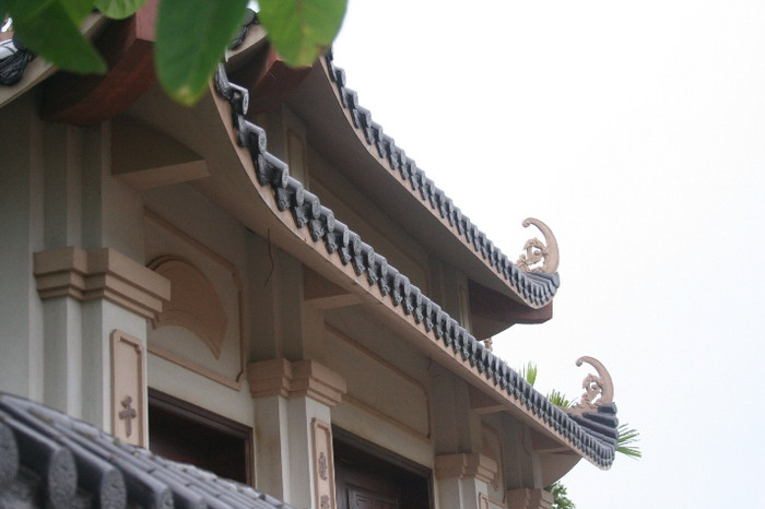 Những mái ngói cong trước lăng làm nhiều người liên tưởng đến một kiến trúc biệt thự hiện đại