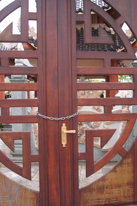 Cửa chính điện của khu lăng mộ được làm bằng gỗ quý, luôn được khóa kín đáo