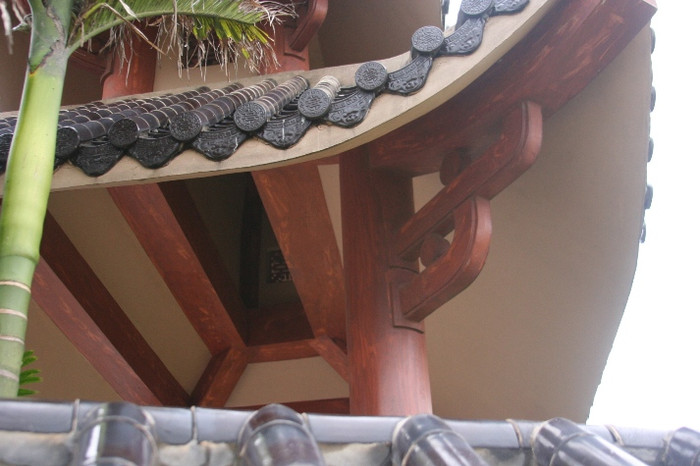 Hệ thống sà gồ, cột trong điện được sơn giả gỗ rất công phu