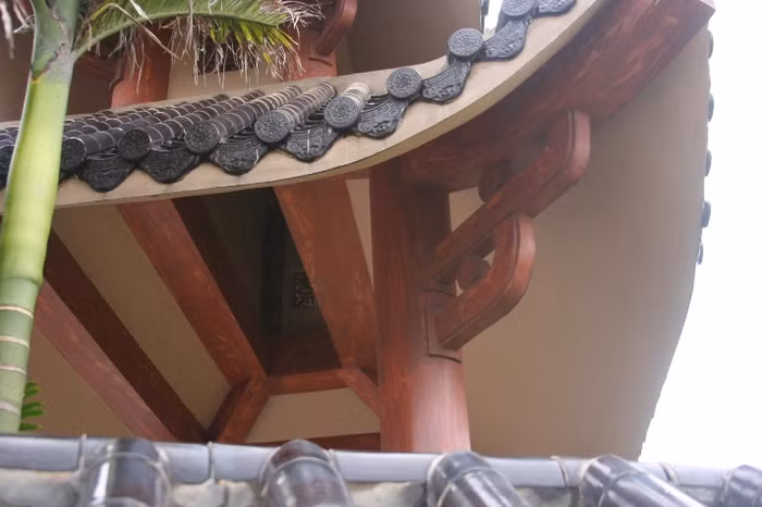 Hệ thống sà gồ, cột trong điện được sơn giả gỗ rất công phu