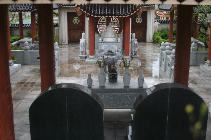 Nhìn từ hậu cung thấy rõ tiền cung với nét bố trí như một cung điện