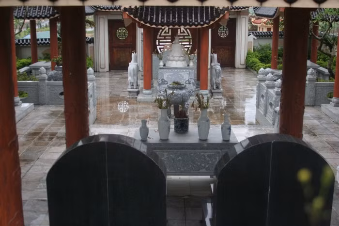 Nhìn từ hậu cung thấy rõ tiền cung với nét bố trí như một cung điện