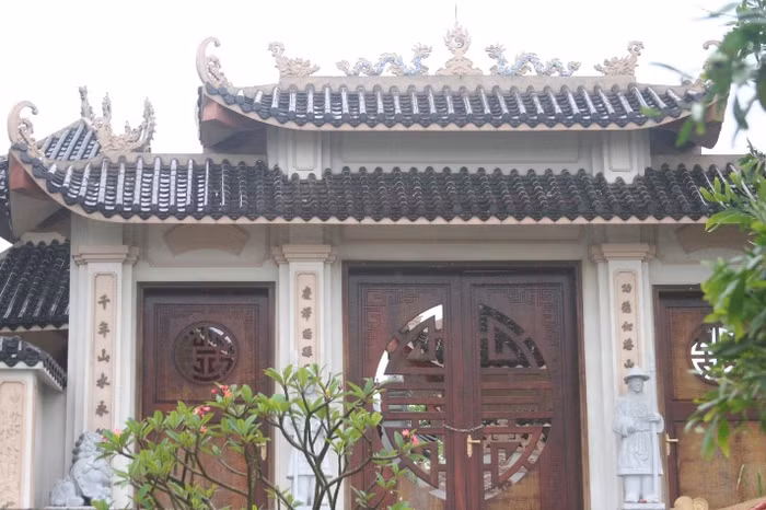 Khu lăng mộ được khóa trái cẩn thận để bảo vệ