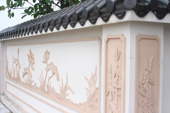 Ngay tường lăng mộ cũng được trang trí công phu thể hiện sự khéo léo của những người nghệ nhân xây dựng ở đây.