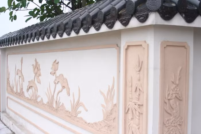 Ngay tường lăng mộ cũng được trang trí công phu thể hiện sự khéo léo của những người nghệ nhân xây dựng ở đây.