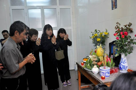 NSND Trịnh Thịnh qua đời vào lúc 9h30 ngày 12/4 tại Bệnh viện Bạch Mai (Hà Nội). >>> Xem thêm: Vợ cố NSND Trịnh Thịnh trước giờ đưa tang chồng: 60 năm chưa cãi nhau