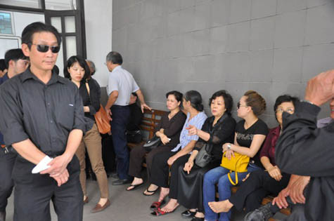 Không chỉ cùng 'sướng khổ' với nhân dân để sống tận cùng với vai diễn, trong gia đình, NSND Trịnh Thịnh cũng là một người đàn ông 'hiền lành, đứng đắn và chỉn chu' mà theo như lời bà Nguyễn Thị Ngọc Khanh, vợ cố NSND Trịnh Thịnh chia sẻ với báo Giáo dục Việt Nam, suốt hơn 60 năm chung sống "ông ấy rất tốt cứ hễ về đến nhà là lao vào làm. Nói chung là không có gì đáng chê trách để mà cáu giận... Suy nghĩ lại thì đúng là suốt những năm tháng sống cùng nhau thì chưa có lúc nào cãi nhau chứ đứng nói là ông ấy đụng vào người hay đánh vào người tôi, chưa có bao giờ cả".