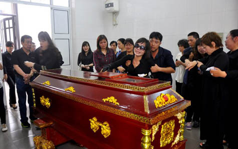 NSƯT Hương Dung có mặt từ rất sớm tại nhà tang lễ để chia buồn với gia đình và tiễn đưa NSND Trịnh Thịnh về nơi an nghỉ cuối cùng. >>> Xem thêm: Vợ cố NSND Trịnh Thịnh trước giờ đưa tang chồng: 60 năm chưa cãi nhau