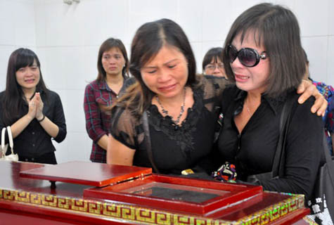 NSƯT Hương Dung không kìm được nước mắt khi nhìn mặt lần cuối cây đại thụ của màn ảnh Việt . >>> Xem thêm: Vợ cố NSND Trịnh Thịnh trước giờ đưa tang chồng: 60 năm chưa cãi nhau