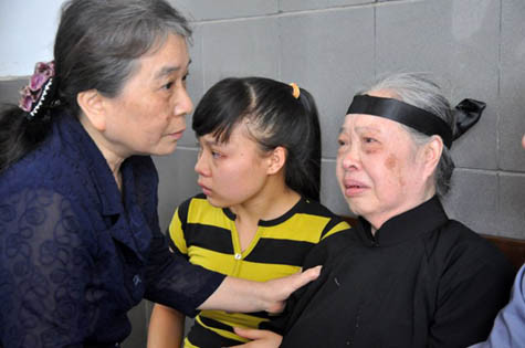 Vợ cố NSND Trịnh Thịnh thẫn thờ trong giờ phút tiễn biệt ông về nơi an nghỉ cuối cùng. >>> Xem thêm: Vợ cố NSND Trịnh Thịnh trước giờ đưa tang chồng: 60 năm chưa cãi nhau