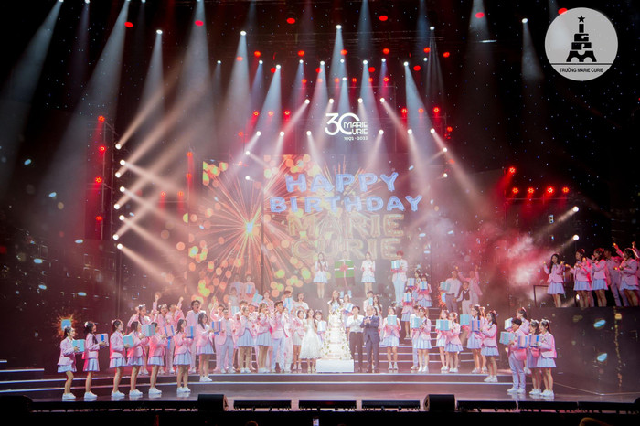 Thầy Hiệu trưởng Nguyễn Xuân Khang cắt bánh sinh nhật tròn 30 năm tuổi của ngôi trường Marie Curie Thầy Hiệu trưởng Nguyễn Xuân Khang cắt bánh sinh nhật tròn 30 năm tuổi của ngôi trường Marie Curie