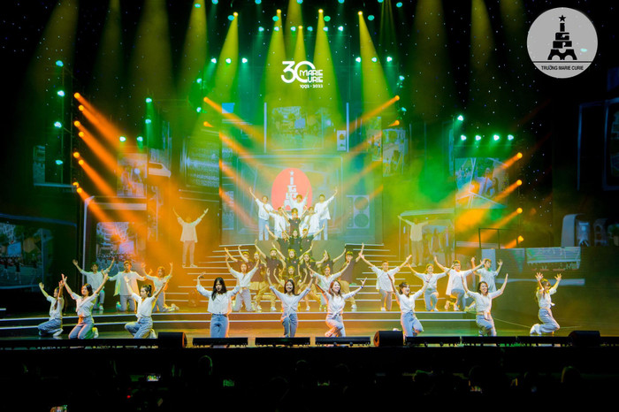 Gala 30 Marie Curie còn để lại ấn tượng mạnh mẽ trong lòng khán giả bởi sân khấu hoành tráng, 8 tiết mục văn nghệ chuyên nghiệp Gala 30 Marie Curie còn để lại ấn tượng mạnh mẽ trong lòng khán giả bởi sân khấu hoành tráng, 8 tiết mục văn nghệ chuyên nghiệp