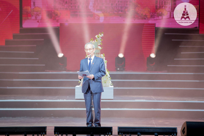 Mở đầu bài diễn văn tại Gala 30, thầy Hiệu trưởng Nguyễn Xuân Khang nói “30 năm Marie Curie là 3 thập niên lúc thăng, lúc trầm. Trong khó khăn có may mắn, trong hạnh phúc có rủi ro”. Mở đầu bài diễn văn tại Gala 30, thầy Hiệu trưởng Nguyễn Xuân Khang nói “30 năm Marie Curie là 3 thập niên lúc thăng, lúc trầm. Trong khó khăn có may mắn, trong hạnh phúc có rủi ro”.