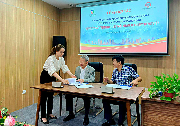 Đại diện VNF - ông Phạm Đức Trung Kiên và đại diện QIG - ông Phạm Duy Tuyển ký kết Biên bản ghi nhớ gia nhập liên minh KAVA