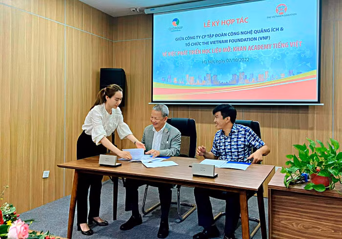 Đại diện VNF - ông Phạm Đức Trung Kiên và đại diện QIG - ông Phạm Duy Tuyển ký kết Biên bản ghi nhớ gia nhập liên minh KAVA Đại diện VNF - ông Phạm Đức Trung Kiên và đại diện QIG - ông Phạm Duy Tuyển ký kết Biên bản ghi nhớ gia nhập liên minh KAVA