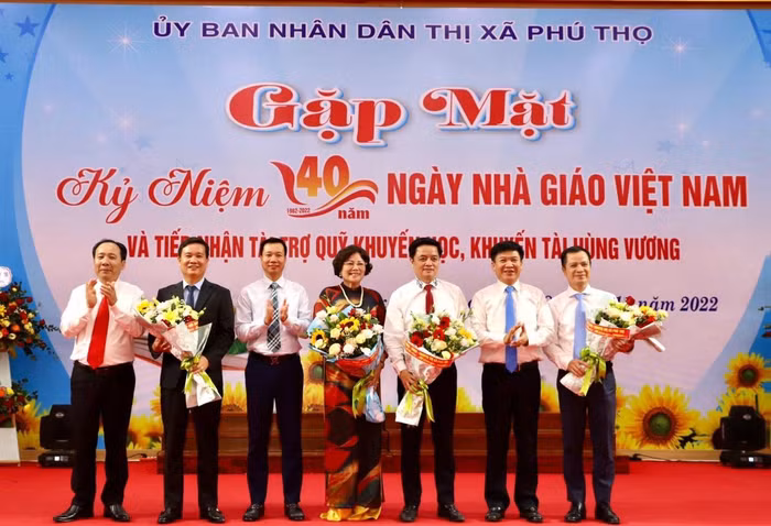 Thường trực Thị ủy tặng hoa cảm ơn các tập thể, cá nhân thường xuyên quan tâm tới sự nghiệp giáo dục của thị xã Phú Thọ