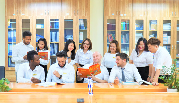 Đội ngũ giáo viên tiếng Anh Victoria Thăng Long chú trọng tiếp cận và thực hành các phương pháp giảng dạy đổi mới, sáng tạo để từ đó mang lại những giờ học hiệu quả cho học trò. Đội ngũ giáo viên tiếng Anh Victoria Thăng Long chú trọng tiếp cận và thực hành các phương pháp giảng dạy đổi mới, sáng tạo để từ đó mang lại những giờ học hiệu quả cho học trò.