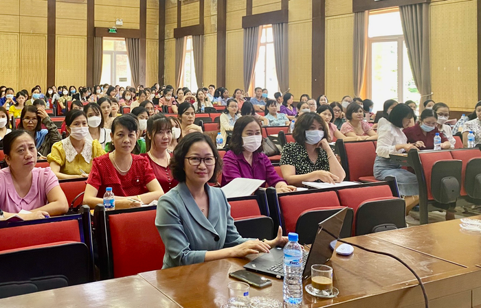 Nhà giáo Nguyễn Thị Vĩnh Hà – Phó Hiệu trưởng trong chương trình tập huấn SGK Ngữ văn “Kết nối tri thức với cuộc sống” tại tỉnh Kiên Giang. Nhà giáo Nguyễn Thị Vĩnh Hà – Phó Hiệu trưởng trong chương trình tập huấn SGK Ngữ văn “Kết nối tri thức với cuộc sống” tại tỉnh Kiên Giang.