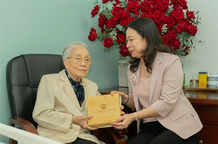 Ngày 15/11/2022, Phó Chủ tịch nước Võ Thị Ánh Xuân tới thăm, tri ân nguyên Phó Chủ tịch nước, nguyên Bộ trưởng Bộ Giáo dục Nguyễn Thị Bình nhân dịp kỷ niệm 40 năm ngày Nhà giáo Việt Nam. (Ảnh: nguồn Bộ Giáo dục và Đào tạo) Ngày 15/11/2022, Phó Chủ tịch nước Võ Thị Ánh Xuân tới thăm, tri ân nguyên Phó Chủ tịch nước, nguyên Bộ trưởng Bộ Giáo dục Nguyễn Thị Bình nhân dịp kỷ niệm 40 năm ngày Nhà giáo Việt Nam. (Ảnh: nguồn Bộ Giáo dục và Đào tạo)