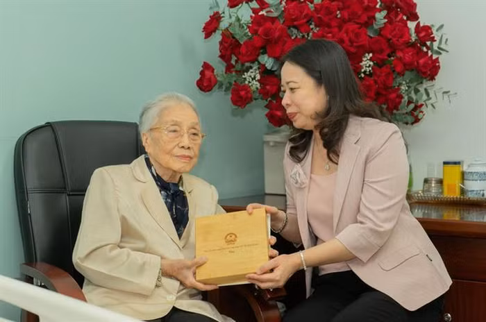Ngày 15/11/2022, Phó Chủ tịch nước Võ Thị Ánh Xuân tới thăm, tri ân nguyên Phó Chủ tịch nước, nguyên Bộ trưởng Bộ Giáo dục Nguyễn Thị Bình nhân dịp kỷ niệm 40 năm ngày Nhà giáo Việt Nam. (Ảnh: nguồn Bộ Giáo dục và Đào tạo) Ngày 15/11/2022, Phó Chủ tịch nước Võ Thị Ánh Xuân tới thăm, tri ân nguyên Phó Chủ tịch nước, nguyên Bộ trưởng Bộ Giáo dục Nguyễn Thị Bình nhân dịp kỷ niệm 40 năm ngày Nhà giáo Việt Nam. (Ảnh: nguồn Bộ Giáo dục và Đào tạo)