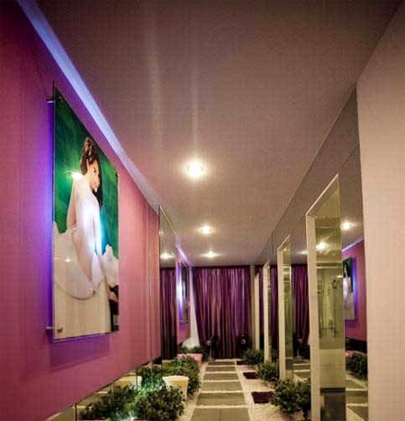 Bên trong spa màu tím xinh xắn của Ngọc Trinh Bên trong spa màu tím xinh xắn của Ngọc Trinh