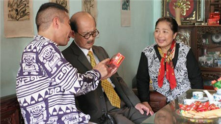 NSƯT Phạm Bằng (giữa) cùng nghệ sĩ Kim Xuyến và Công Lý trong một tiểu phẩm hài