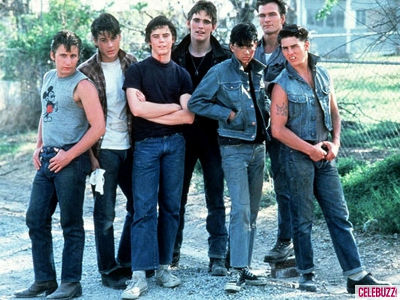 Tom Cruise ngoài cùng bên phải trong phim "The Outsiders". Tom Cruise ngoài cùng bên phải trong phim "The Outsiders".