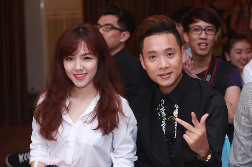 Justatee xuất hiện cùng em gái của ca sĩ Phương Linh - ca sĩ Phương Ly. Justatee xuất hiện cùng em gái của ca sĩ Phương Linh - ca sĩ Phương Ly.