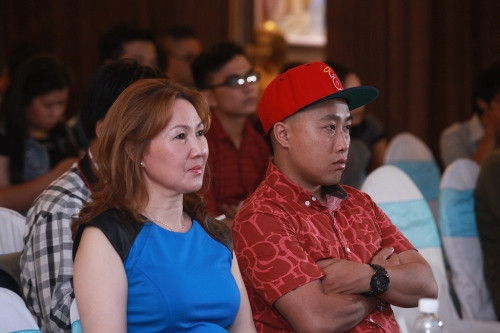Mẹ cùng người bạn thân của ca sĩ Trịnh Thăng BÌnh là nam ca sĩ Quân Rapsoul đến theo dõi và cổ vũ cho anh. Mẹ cùng người bạn thân của ca sĩ Trịnh Thăng BÌnh là nam ca sĩ Quân Rapsoul đến theo dõi và cổ vũ cho anh.