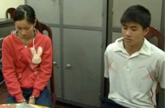 Hai đối tượng Lò Văn Tới và Tòng Thị Lan tại cơ quan công an