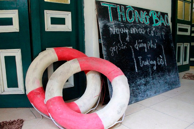 Bảng thông báo của chủ sới bạc và phao cứu hộ được dùng để bơi qua hồ khi bị phát hiện Bảng thông báo của chủ sới bạc và phao cứu hộ được dùng để bơi qua hồ khi bị phát hiện