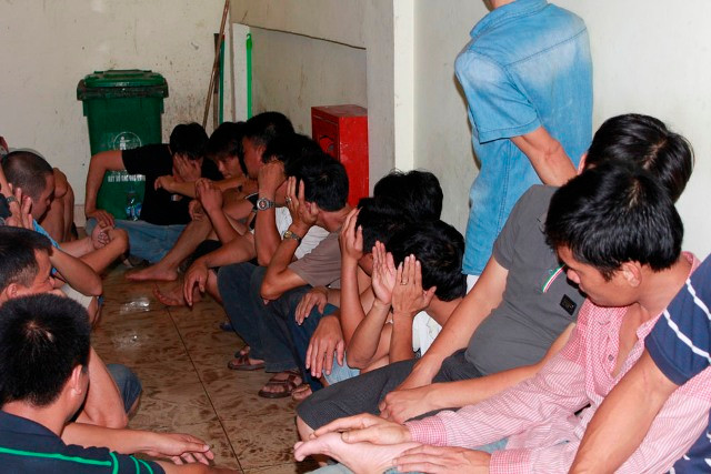 Một số đối tượng trong sới chọi gà tại cơ quan công an Một số đối tượng trong sới chọi gà tại cơ quan công an