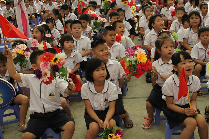 Thầy Hiệu trưởng Nguyễn Xuân Khang đánh trống khai giảng năm học mới 2018-2019 Thầy Hiệu trưởng Nguyễn Xuân Khang đánh trống khai giảng năm học mới 2018-2019