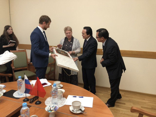 Số lượng học bổng mà Liên bang Nga cấp cho Việt Nam liên tục tăng và hiện nay là gần 1000 suất/năm. Số lượng học bổng mà Liên bang Nga cấp cho Việt Nam liên tục tăng và hiện nay là gần 1000 suất/năm.