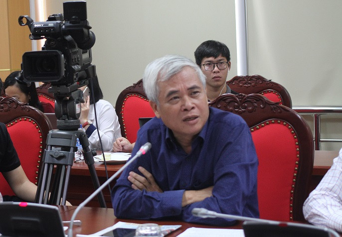 Tiến sĩ Quách Tuấn Ngọc đề xuất, thay vì để ghép phần nội dung thi như hiện tại, nên tách bài thi quốc gia thành 2 phần đề: tốt nghiệp trung học phổ thông và thi đại học.(Ảnh: Thùy Linh) Tiến sĩ Quách Tuấn Ngọc đề xuất, thay vì để ghép phần nội dung thi như hiện tại, nên tách bài thi quốc gia thành 2 phần đề: tốt nghiệp trung học phổ thông và thi đại học.(Ảnh: Thùy Linh)