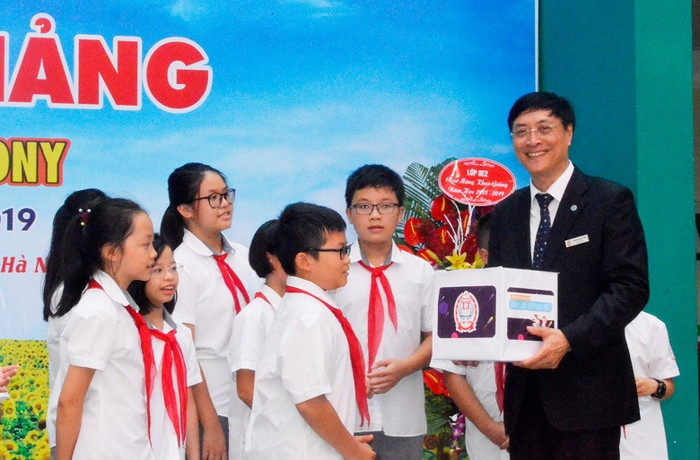 Những lá thư này được chính thầy Hiệu trưởng Nguyễn Quốc Bình đón nhận với cam kết sẽ lưu trữ và cùng các em nhìn nhận lại khi các em lên một cấp mới. Những lá thư này được chính thầy Hiệu trưởng Nguyễn Quốc Bình đón nhận với cam kết sẽ lưu trữ và cùng các em nhìn nhận lại khi các em lên một cấp mới.